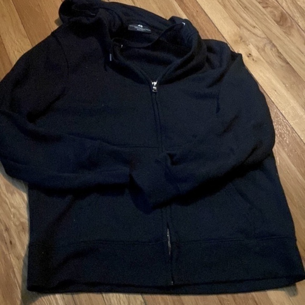 Super cozy H&M zip up hoodie size M can’t get a good pic but like new.